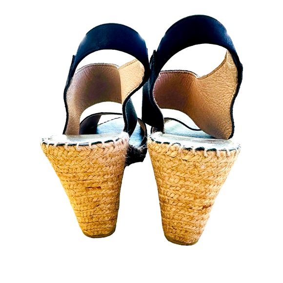 Andre Assous | Reese Wedge Sandal - Picture 4 of 5